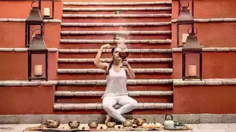 Ritual of gratitude with cocoa