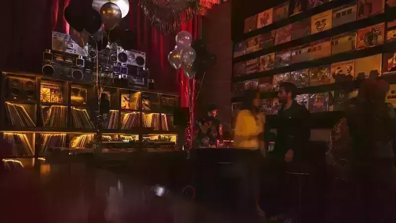 Burger Night w / Live DJ