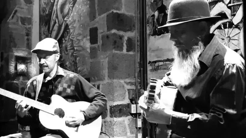 Mama Mia - Medio Siglo de Música y Sabor - Guitarras Latinas