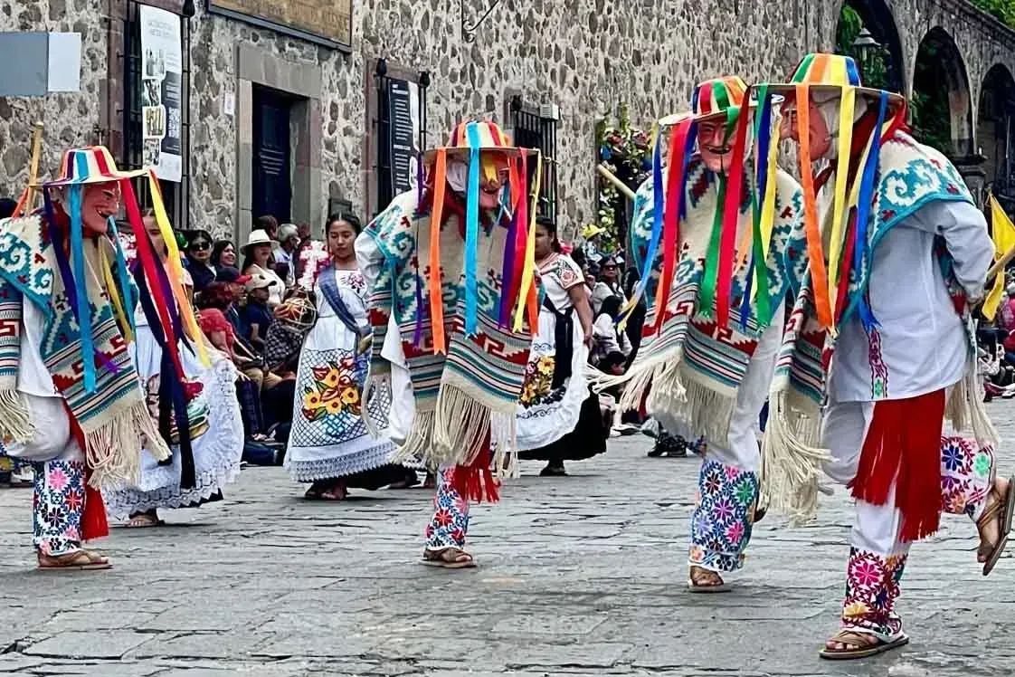 Desfile de Danzas Locales y Foraneas
